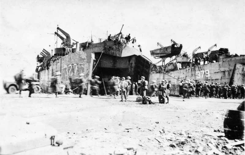 LST327_Anzio_1944.jpg