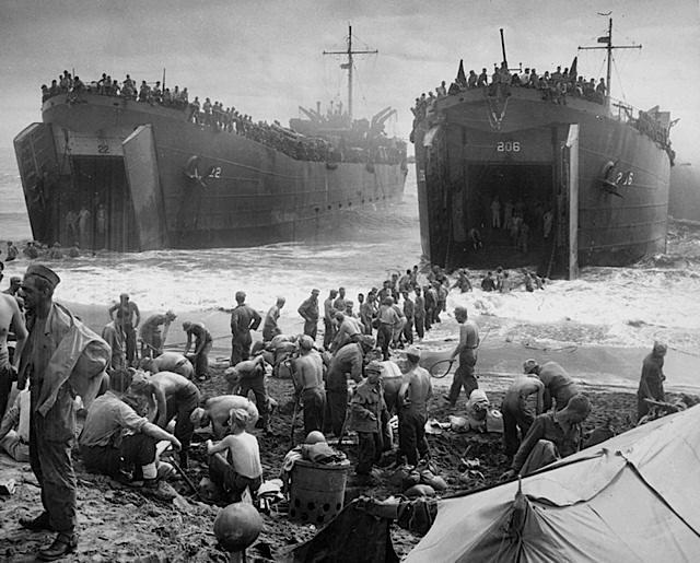 Landing_Ships_Leyte_Invasion.jpg